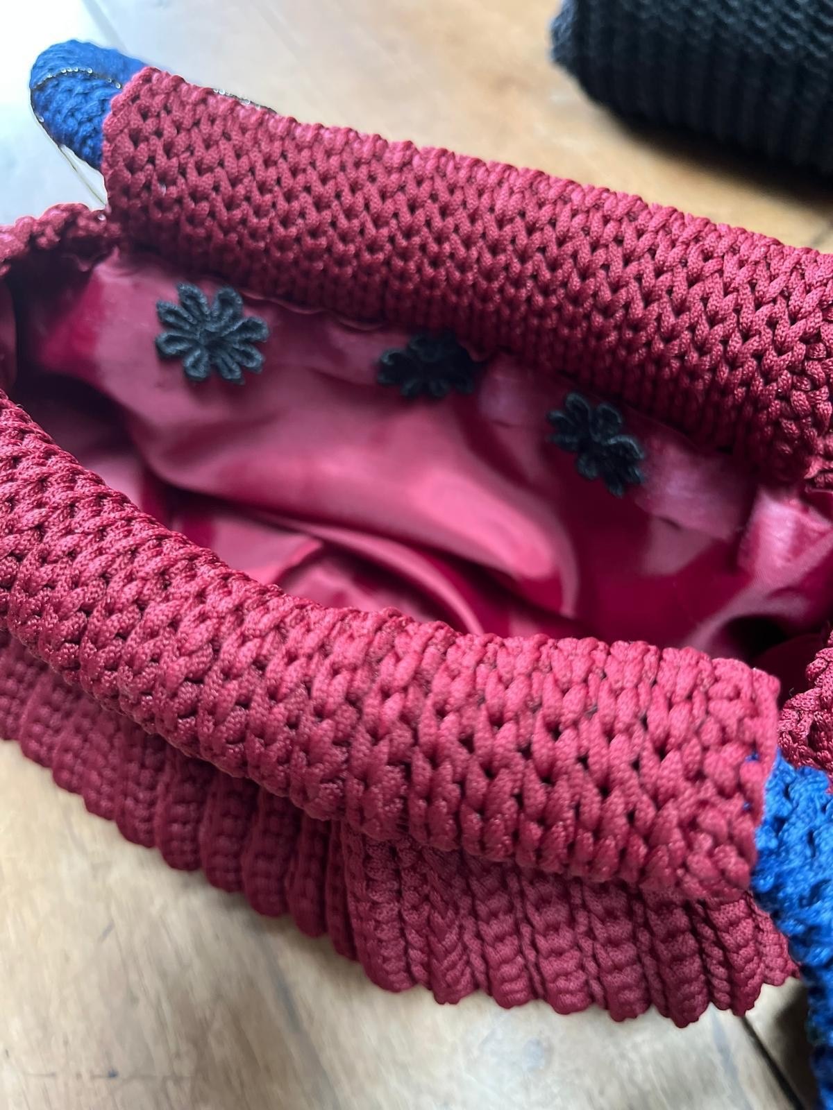 Sac créatrice au crochet - Bordeaux et bleu marine chiné – Image 3